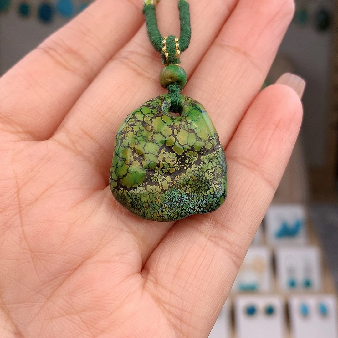 绿松石未镶嵌颈饰