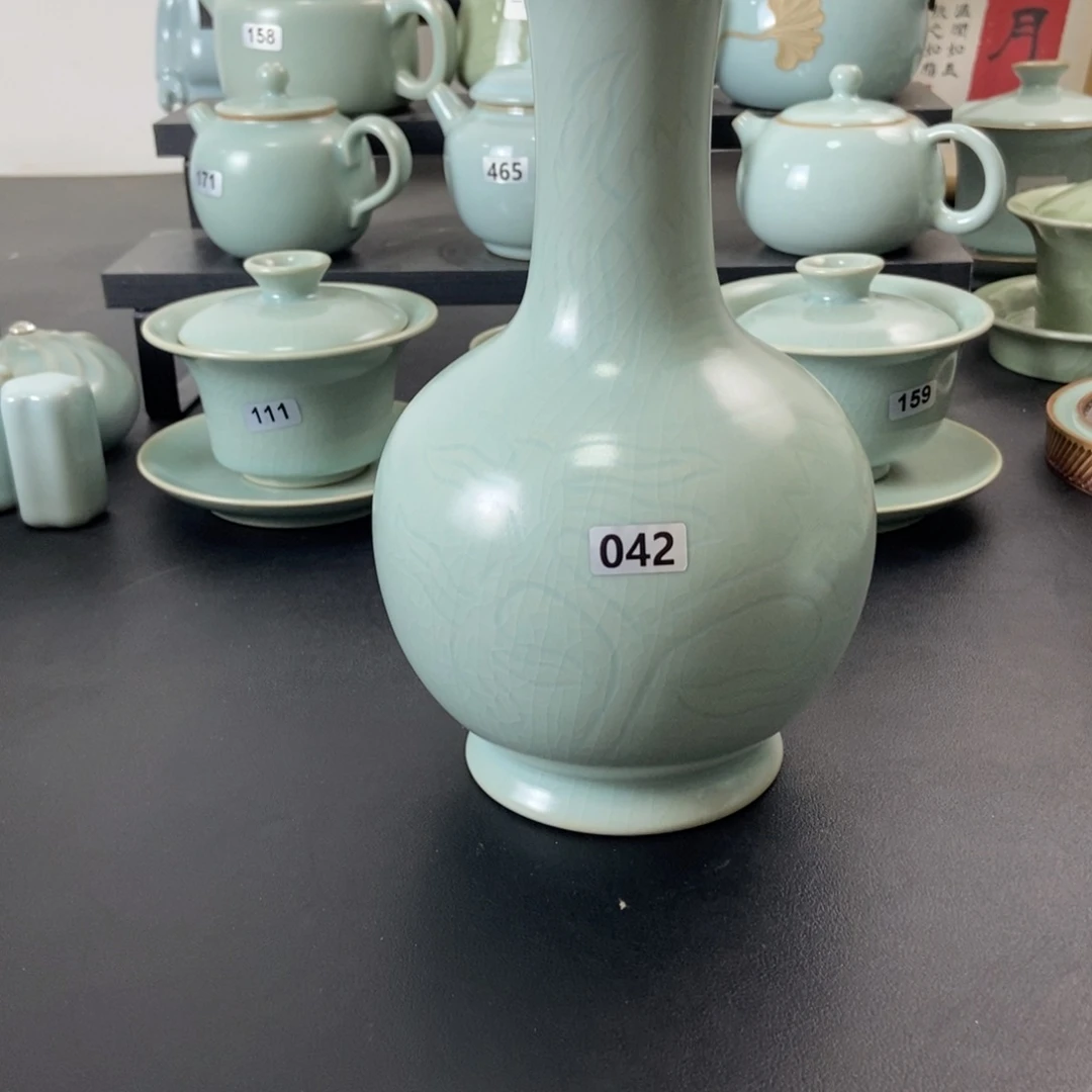 微瑕仿古釉额颈瓶