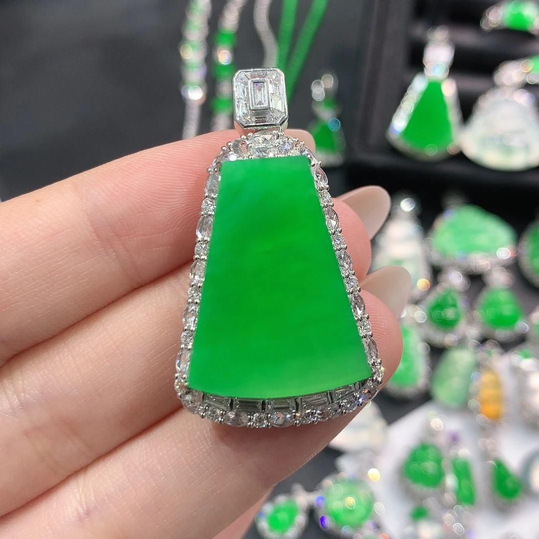 小***菓翡翠18K金镶嵌颈饰冰阳绿无事牌第一笔5万48小时鉴赏期