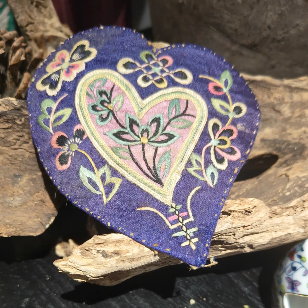 非金属布艺吊坠 纯手工老绣片。