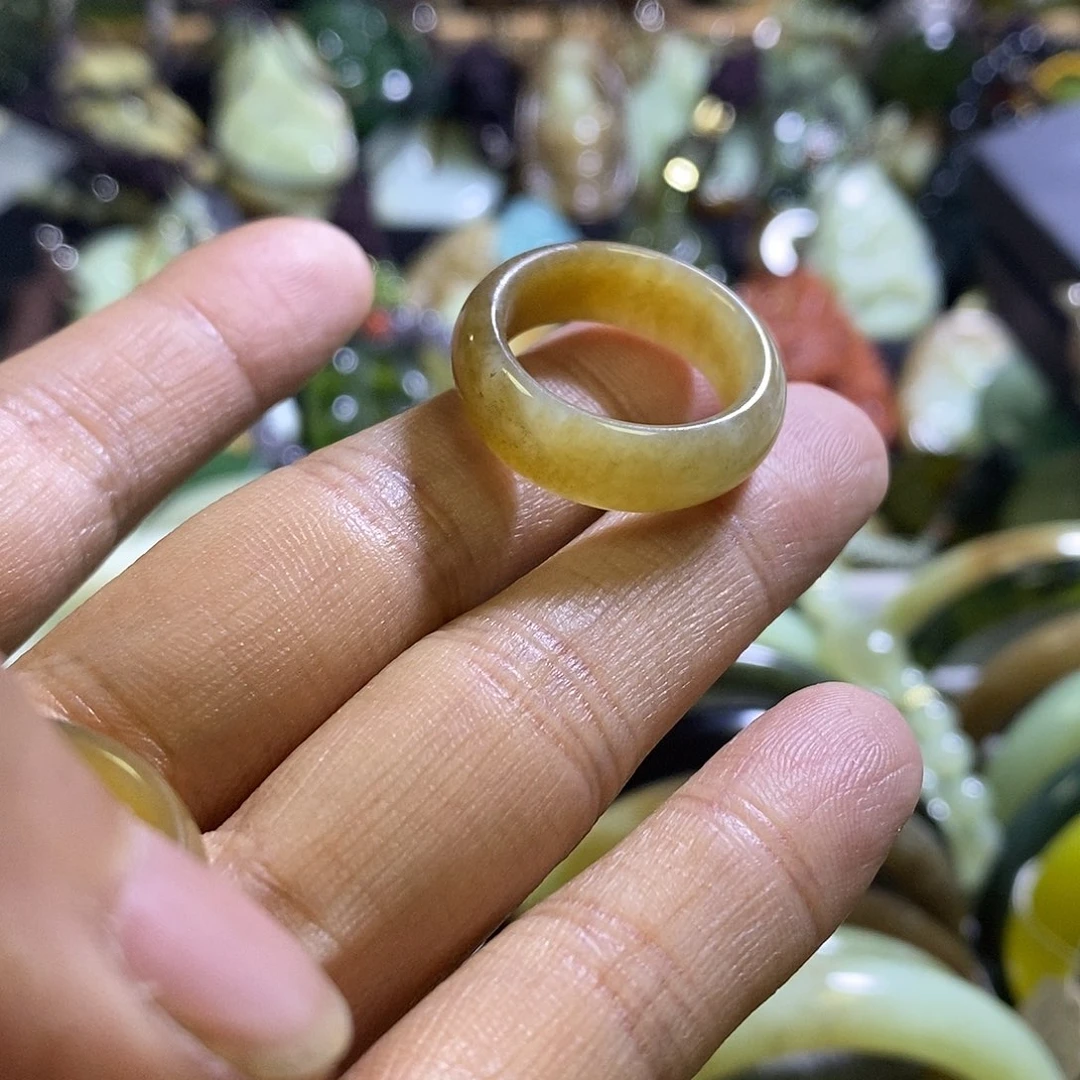 和田玉未镶嵌颈饰一个