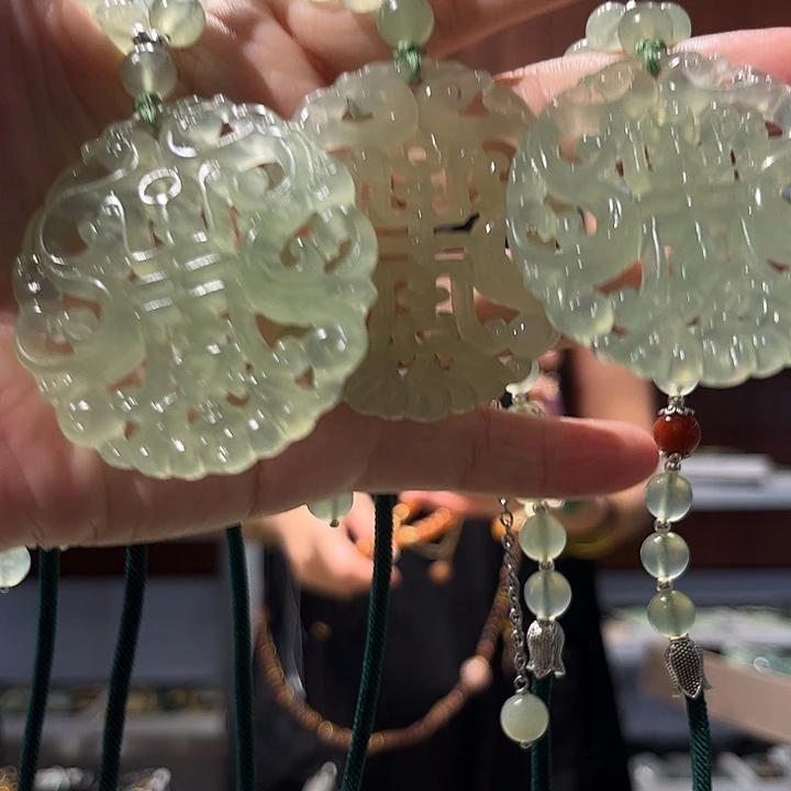 岫玉未镶嵌毛衣链