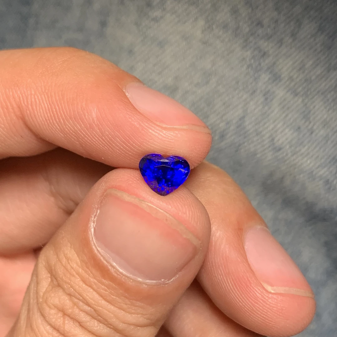 天然皇家蓝蓝宝石裸石未镶嵌 1.45克拉 全净体 色标级 心形精切