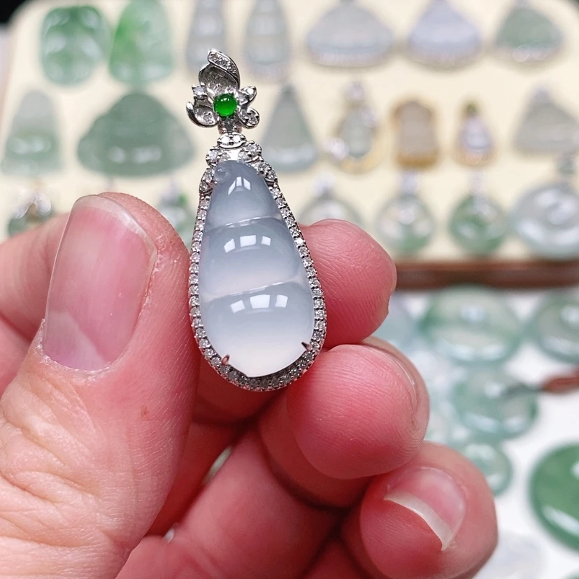 【闪购商品】颈饰18K金镶嵌翡翠