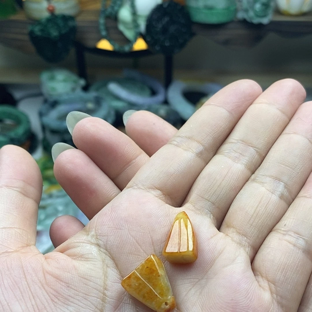 翡翠未镶嵌颈饰萍**逢牌子