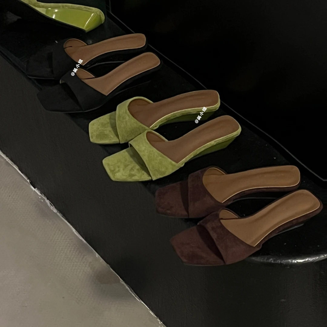 2025夏季新款一字带露趾跛跟高跟女鞋时尚百搭法式气质低跟凉拖