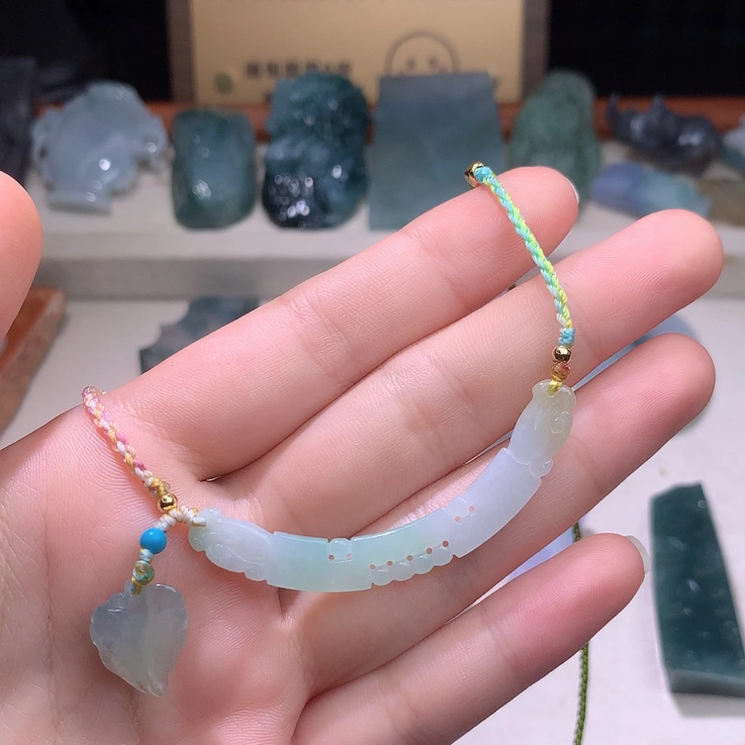 s***.翡翠未镶嵌颈饰玉衡