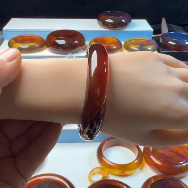 琥珀未镶嵌手镯观*者