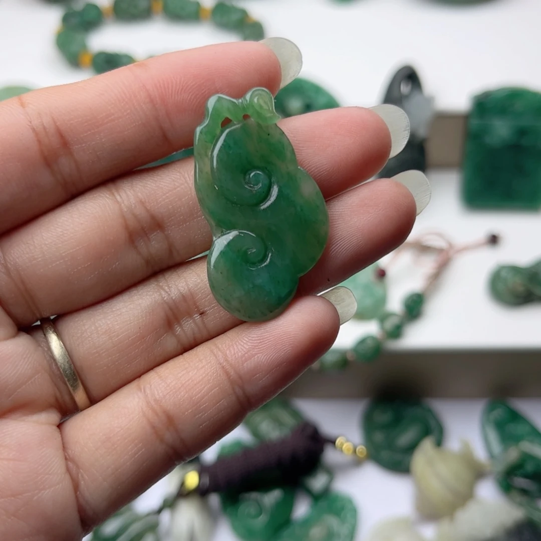 独山玉未镶嵌挂件