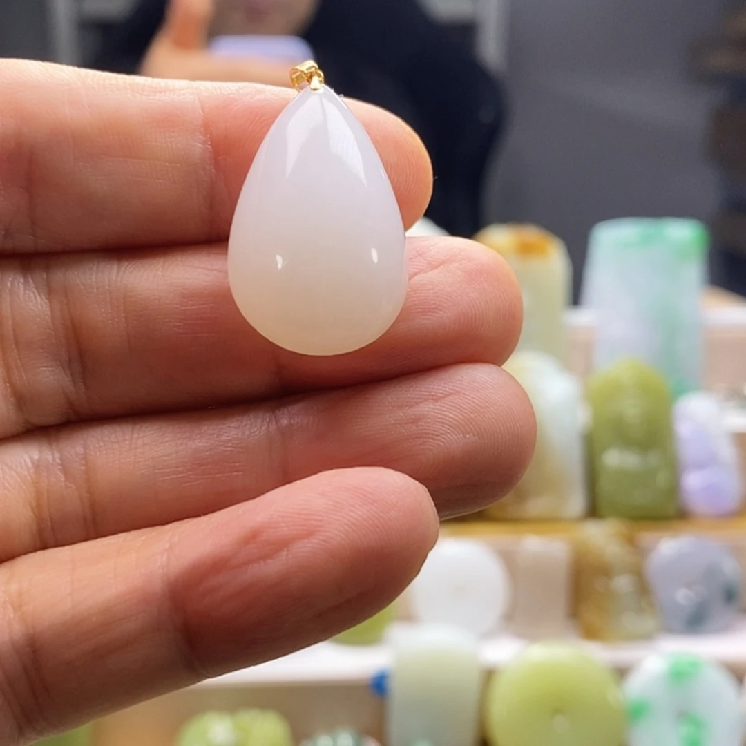 和田玉18K金镶嵌颈饰