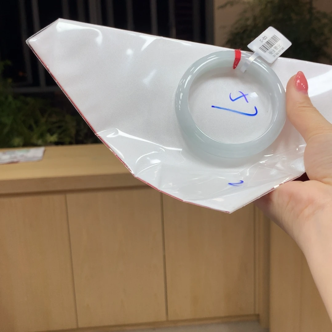 翡翠手镯未镶嵌不退不换