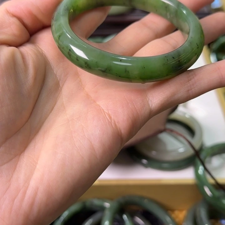 艺***君和田玉（碧玉）未镶嵌手镯