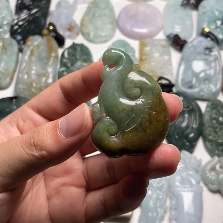 翡翠未镶嵌颈饰如意52