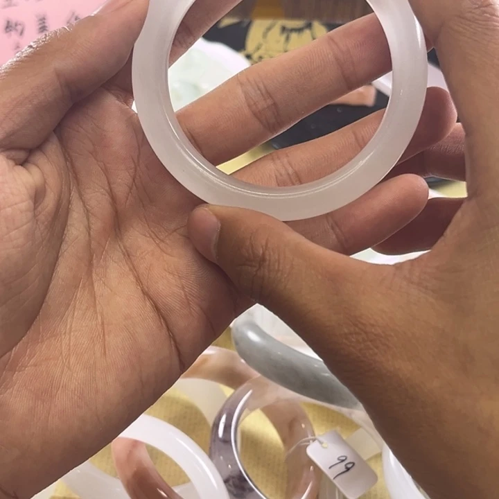 石英质玉未镶嵌颈饰