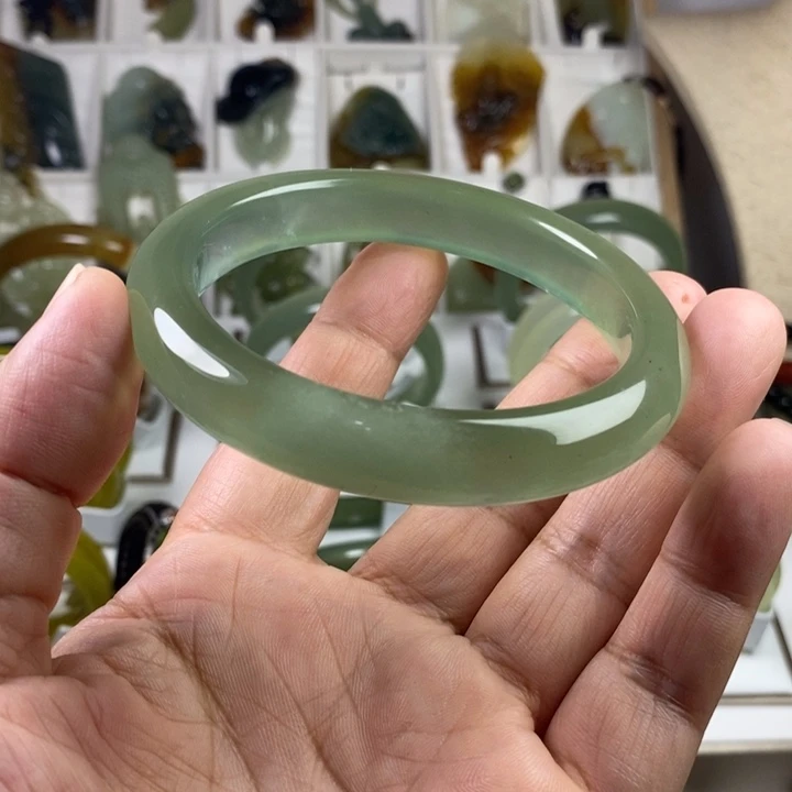蛇纹石玉未镶嵌手镯