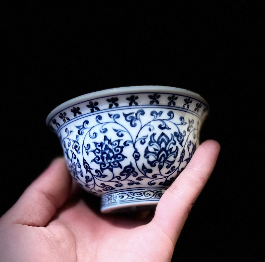 纯手釉下青花缠枝莲压手杯，微瑕（青花发色）