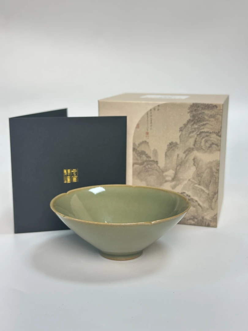 耀州窑青釉素面葵口斗笠