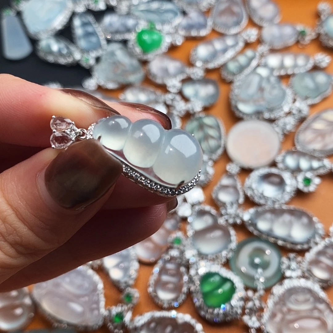 翡翠18K金镶嵌颈饰