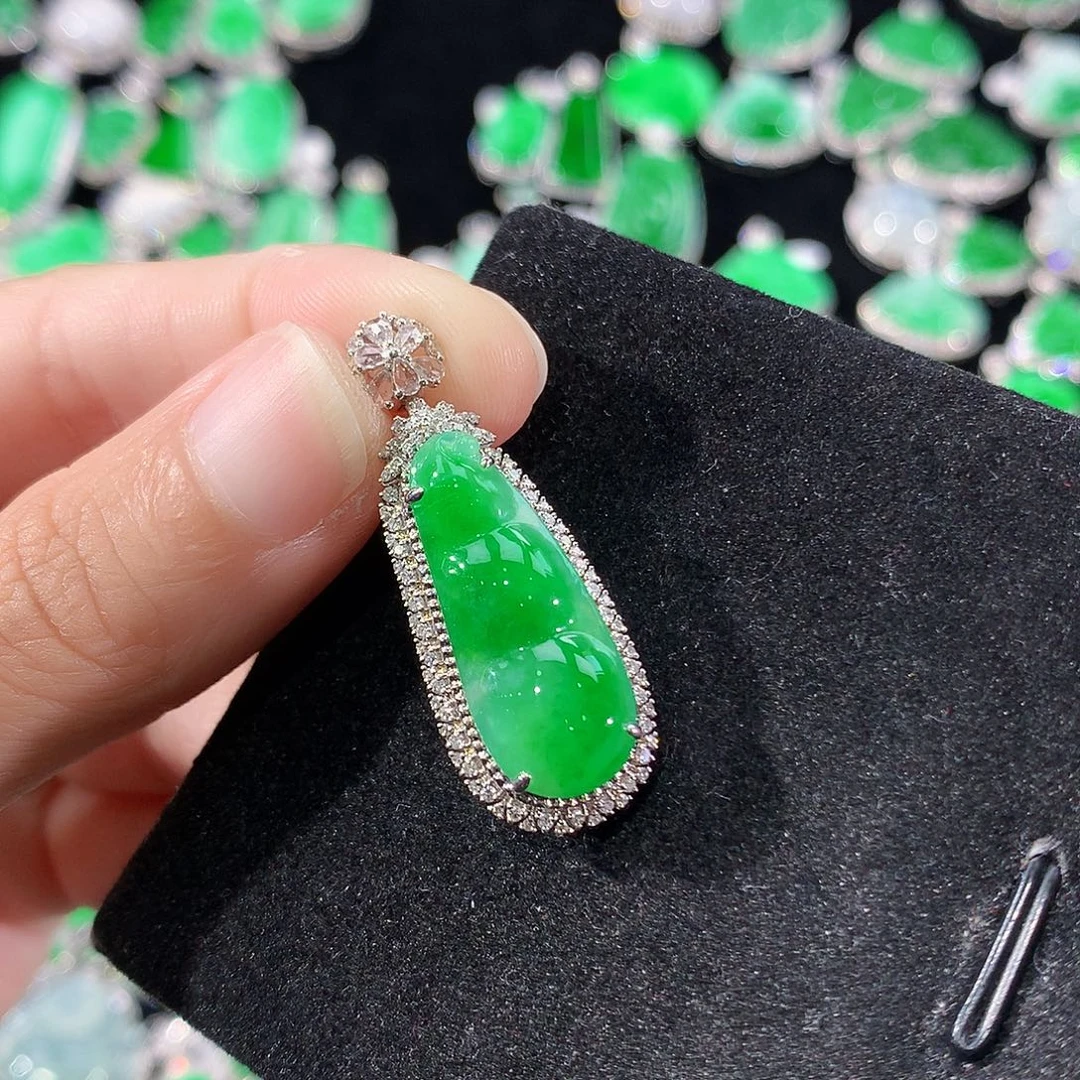 翡翠18K金镶嵌颈饰