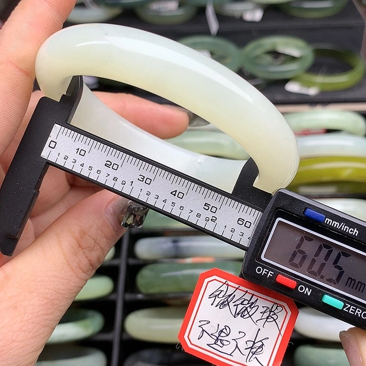 蛇纹石玉手镯未镶嵌572