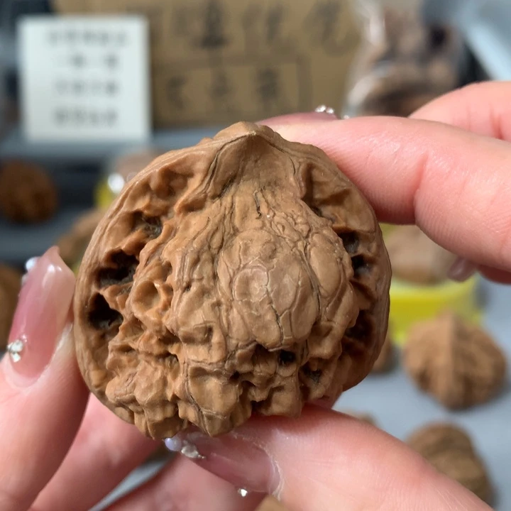 江***2文玩核桃吊坠异形单只，有瑕疵