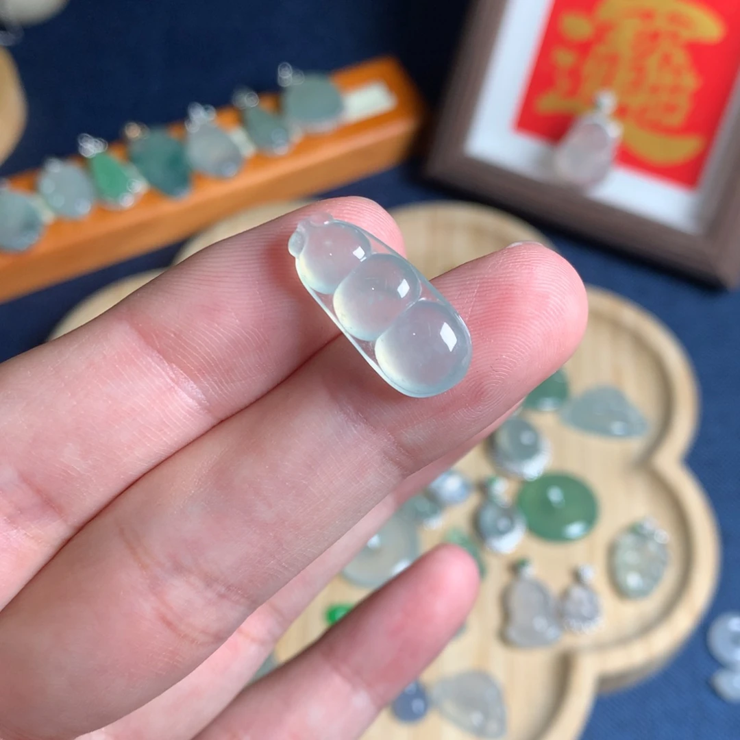 翡翠未镶嵌颈饰豆子