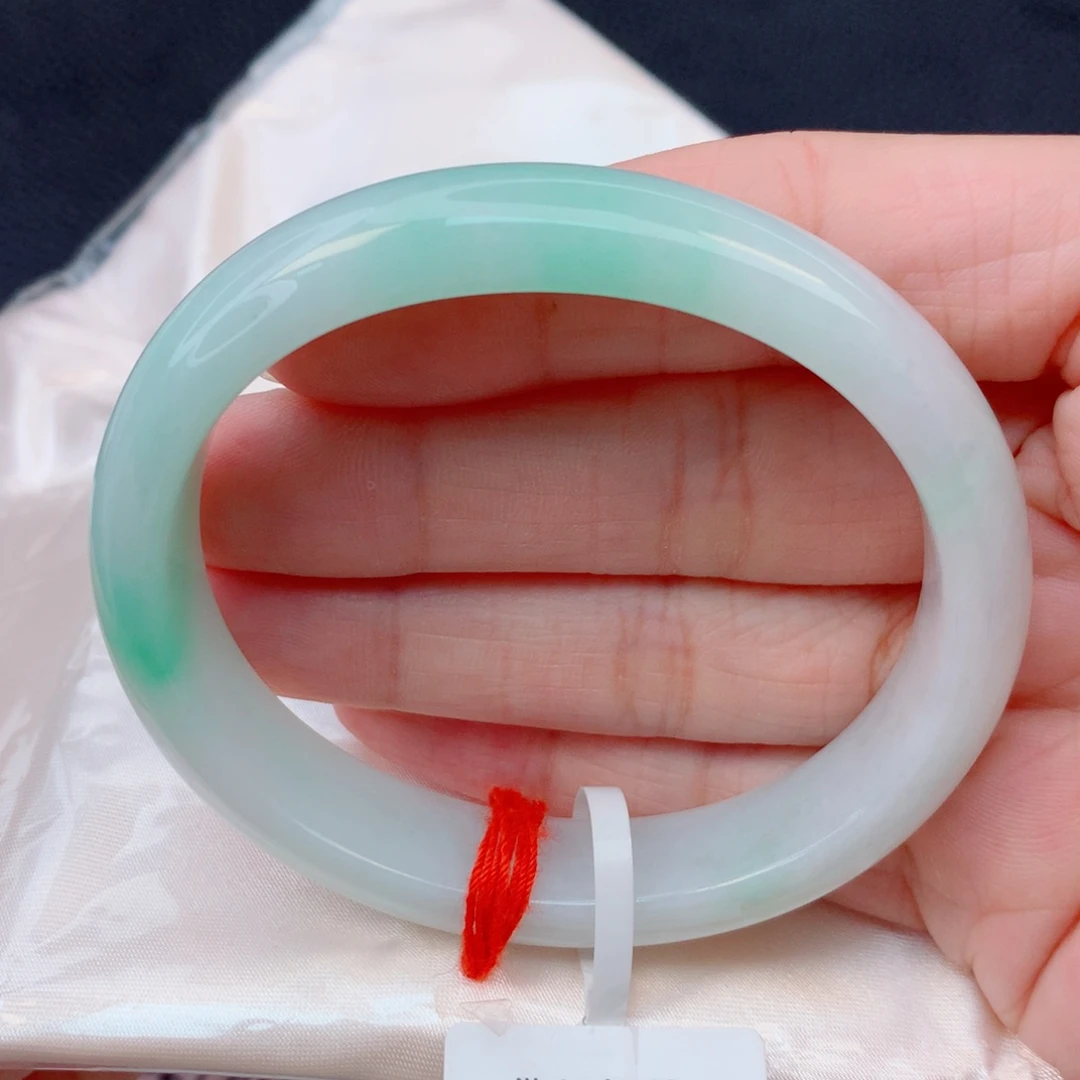 翡翠未镶嵌手镯56贵妃 细糯化白底青完整推荐