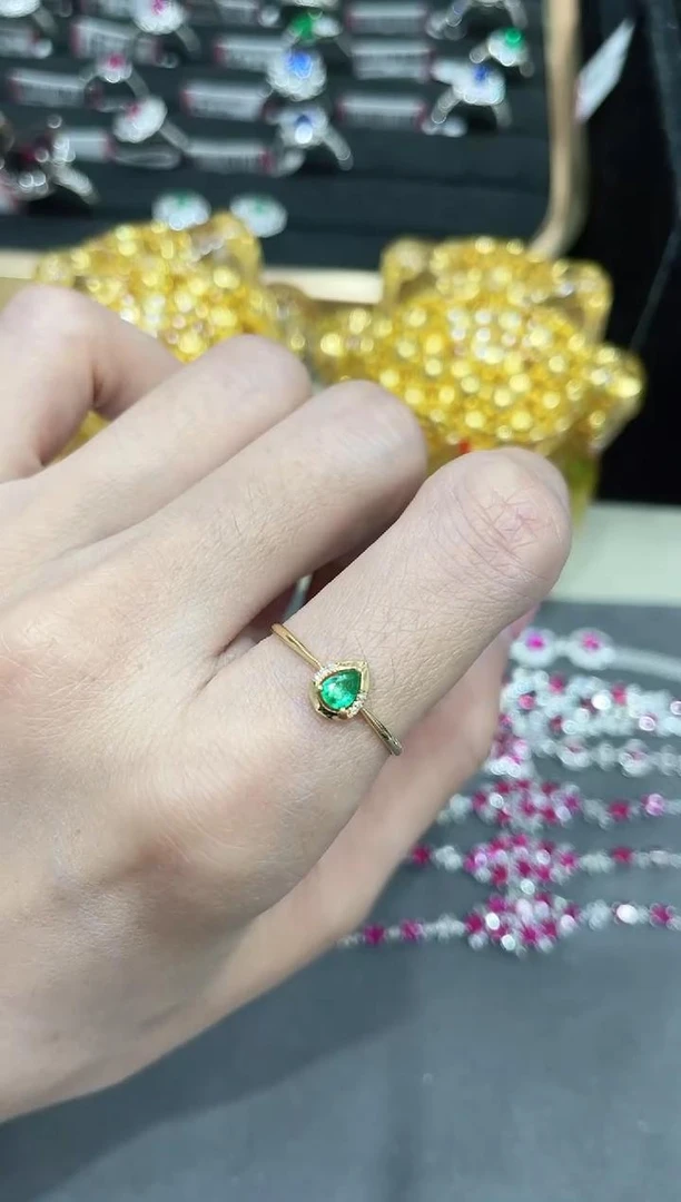 18K金镶嵌祖母绿戒指水滴 多样性发其一 K黄