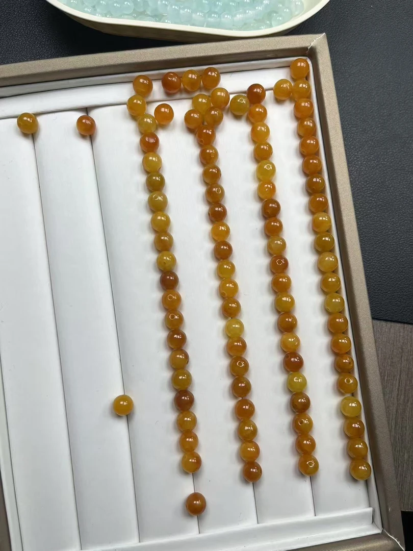 缅料A货卡8mm左右鸡油黄珠子一颗（多样性发货）