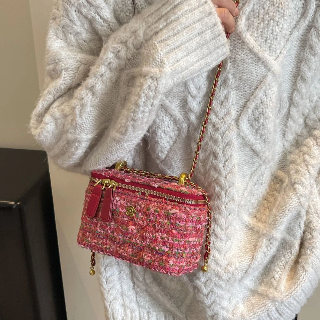 新款今年流行小众单肩斜挎包小香风盒子毛呢链条小方包