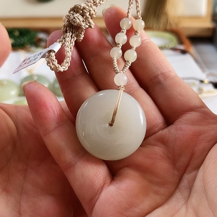 无***代和田玉未镶嵌颈饰