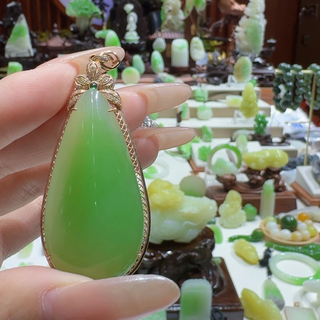 和田玉（翠青玉）18K金镶嵌挂件翠青水滴