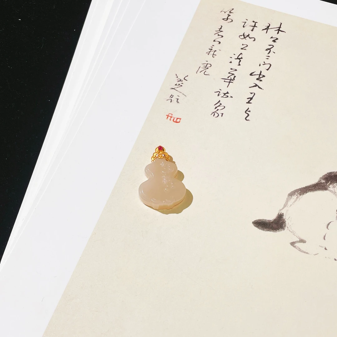 【云上雅岚】C63980-18k藕粉和田玉吊坠-30×24×7mm-多样性发一件