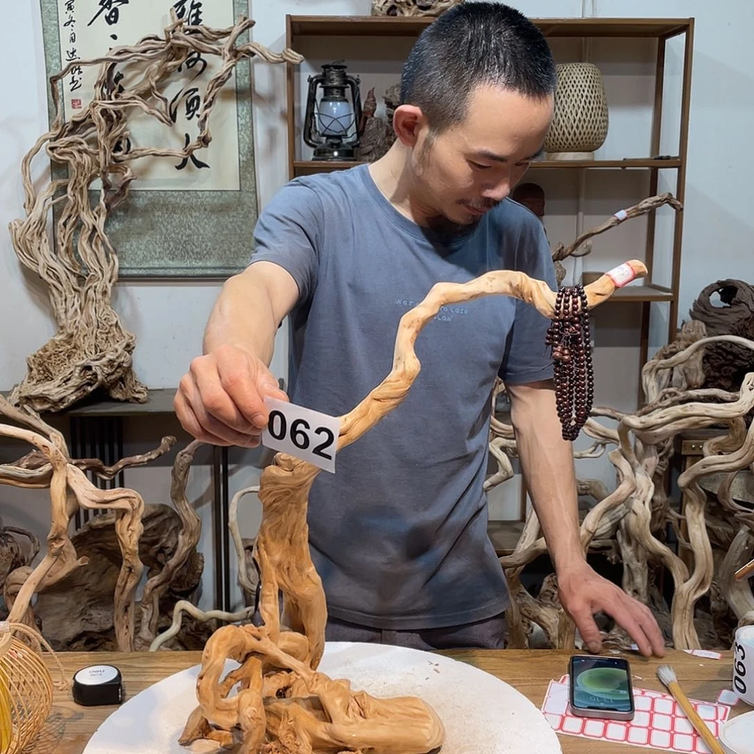 寻***上香榧木在家里面看到一个