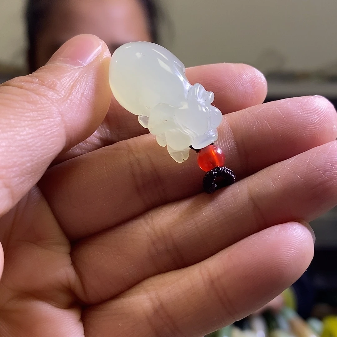 岫玉未镶嵌颈饰一个