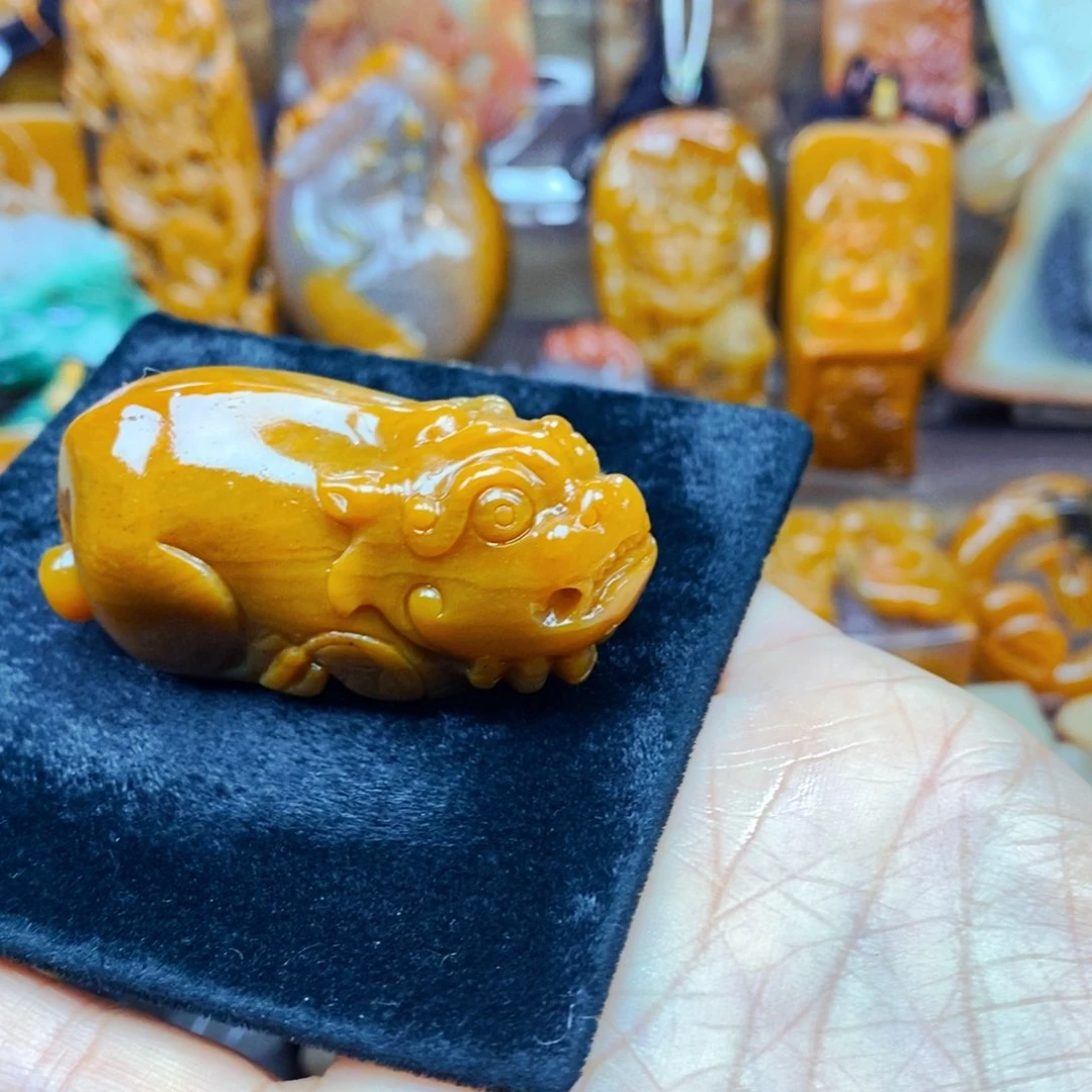 未镶嵌石英质玉（黄龙玉）颈饰