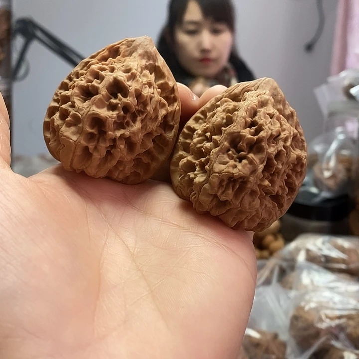 把件文玩核桃44麒麟纹官帽老树练手