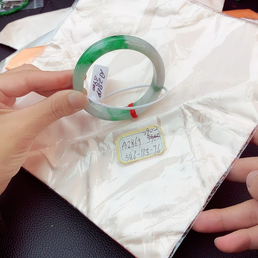 翡翠手镯未镶嵌翡翠