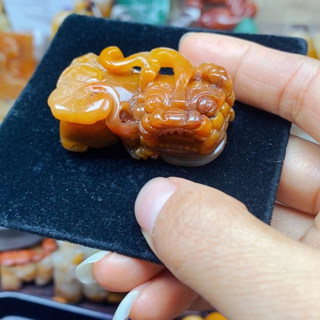 未镶嵌石英质玉（黄龙玉）颈饰