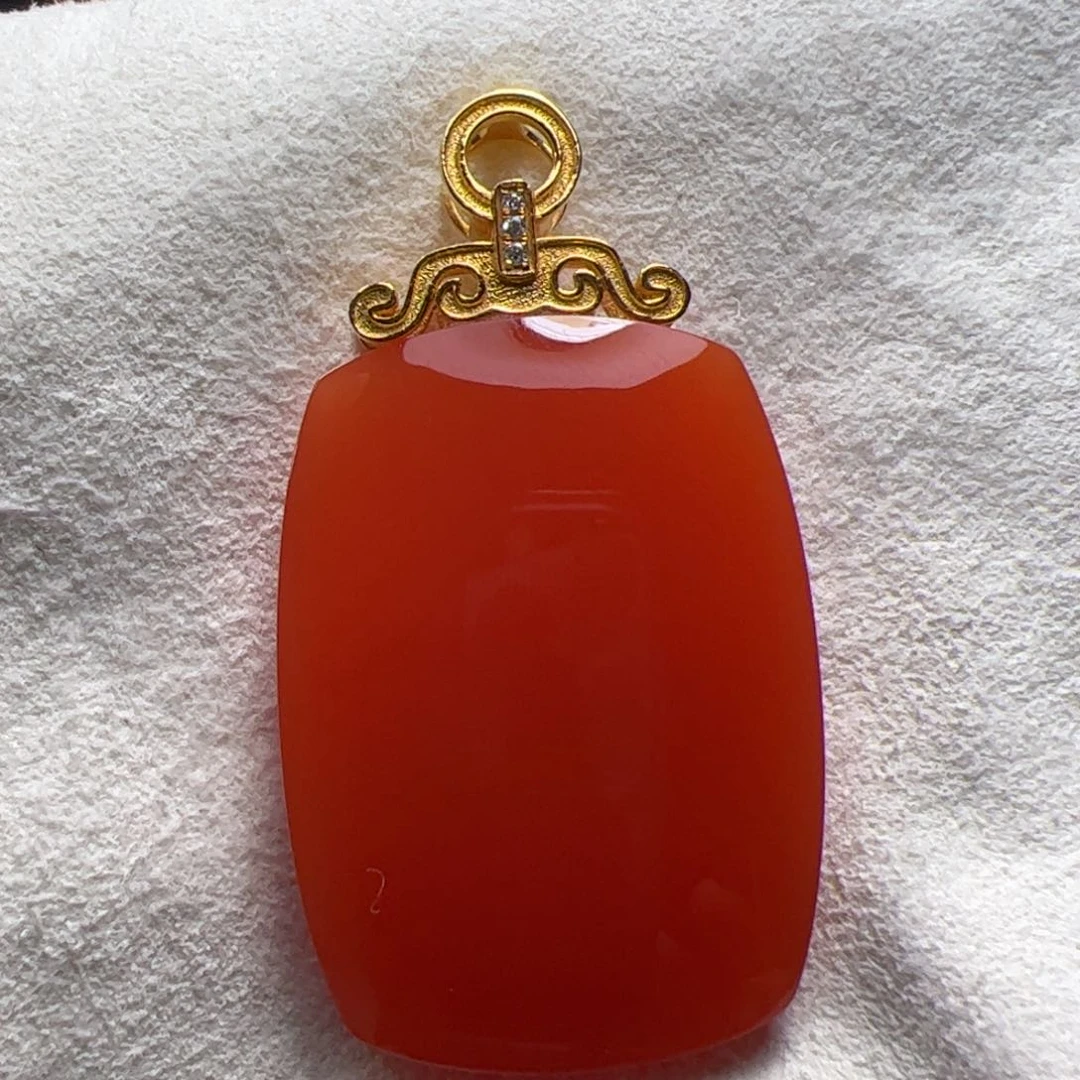 18K金镶嵌吊坠南红玛瑙一****?