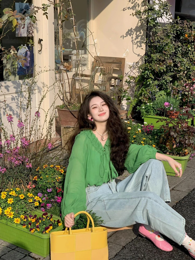 2025春季新款复古港风别致高级感木耳边衬衣上衣搭配牛仔裤两件套