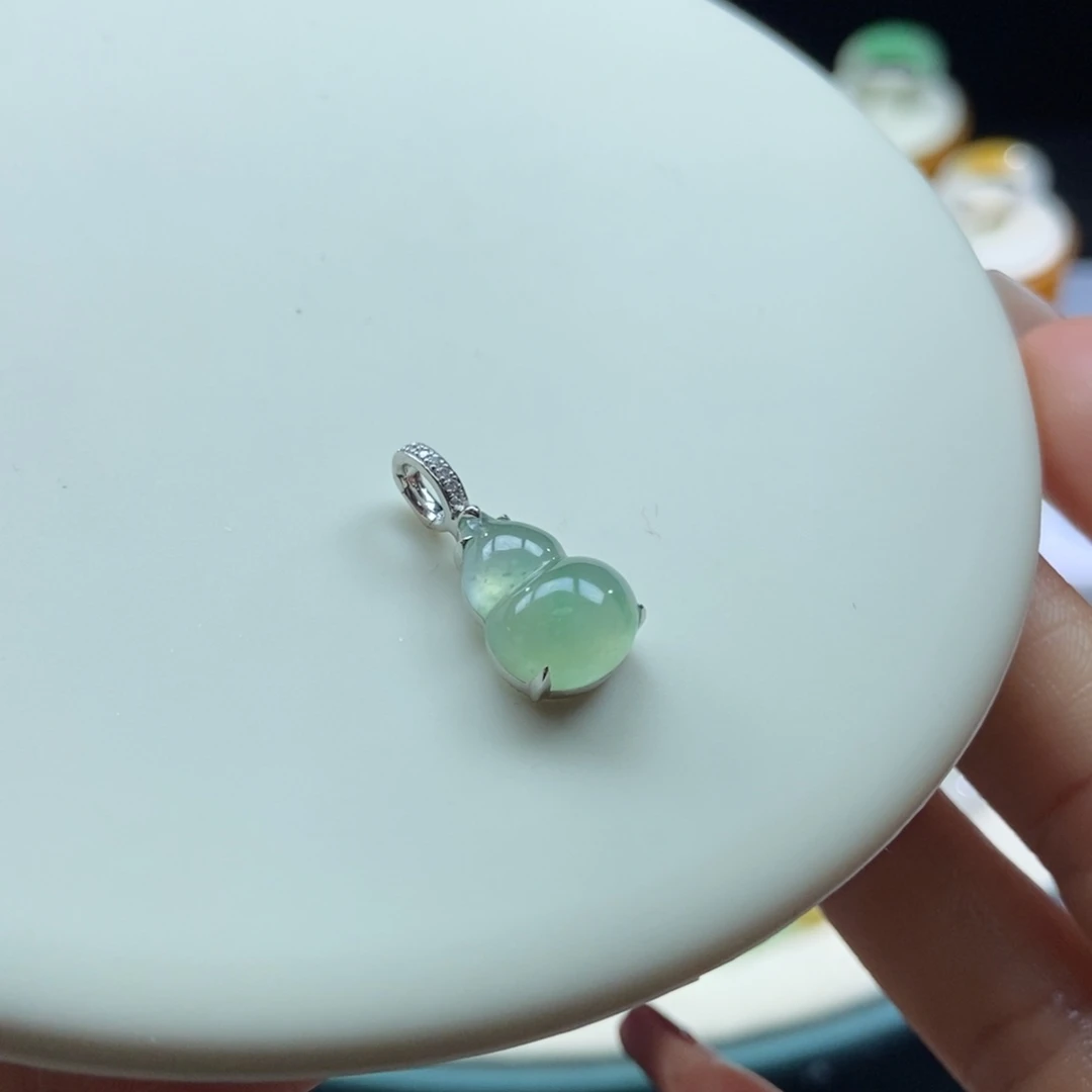 翡翠吊坠(不含链)18K金镶嵌翡翠冰阳底葫芦吊坠