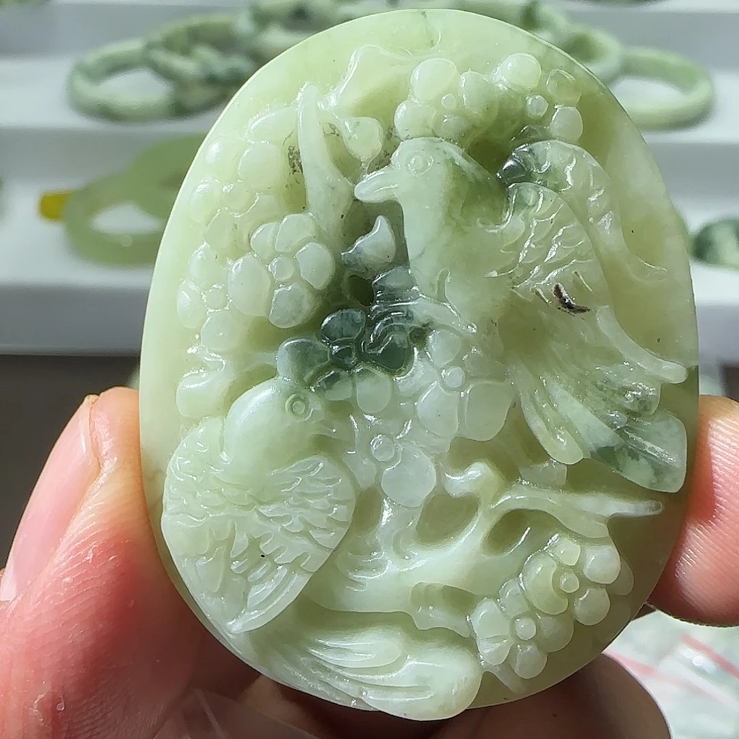 透闪石-蛇纹石玉未镶嵌颈饰
