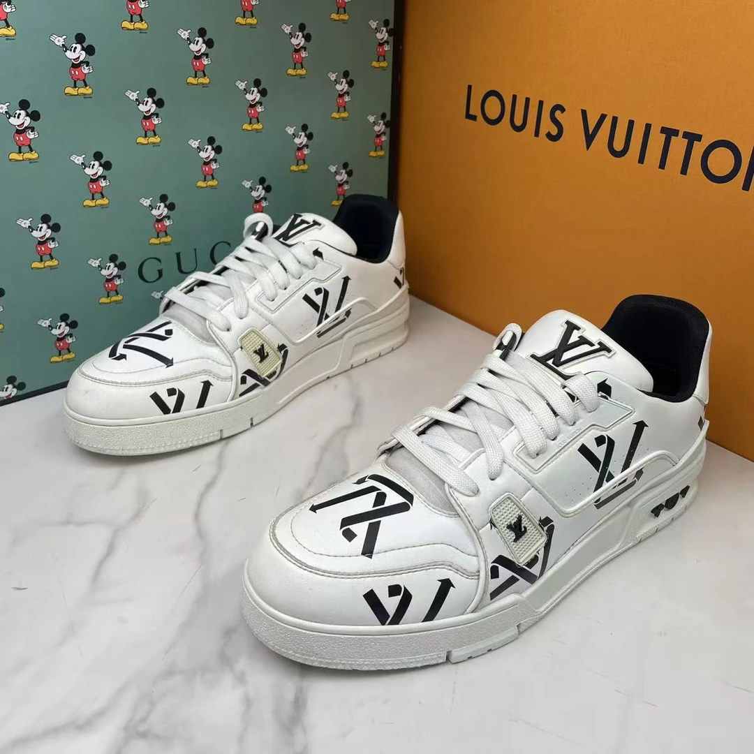 95新 LouisVuitton/路易威登 白黑色lv印花满印潮流tr板鞋/41码