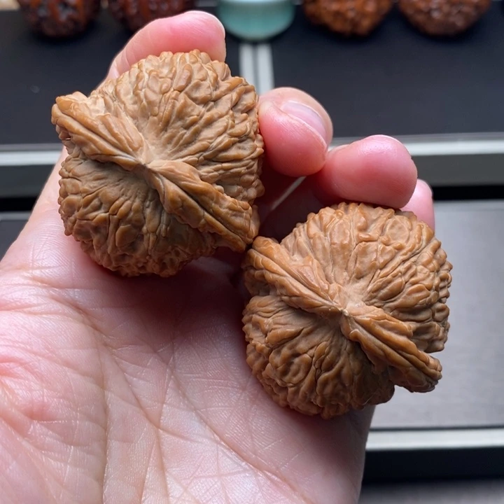 文玩核桃吊坠白狮子