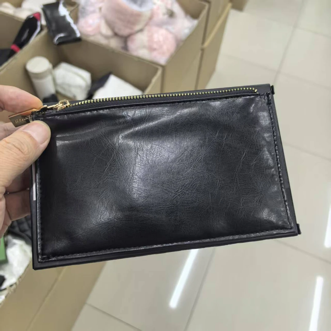 修修啊 软皮手拿包~