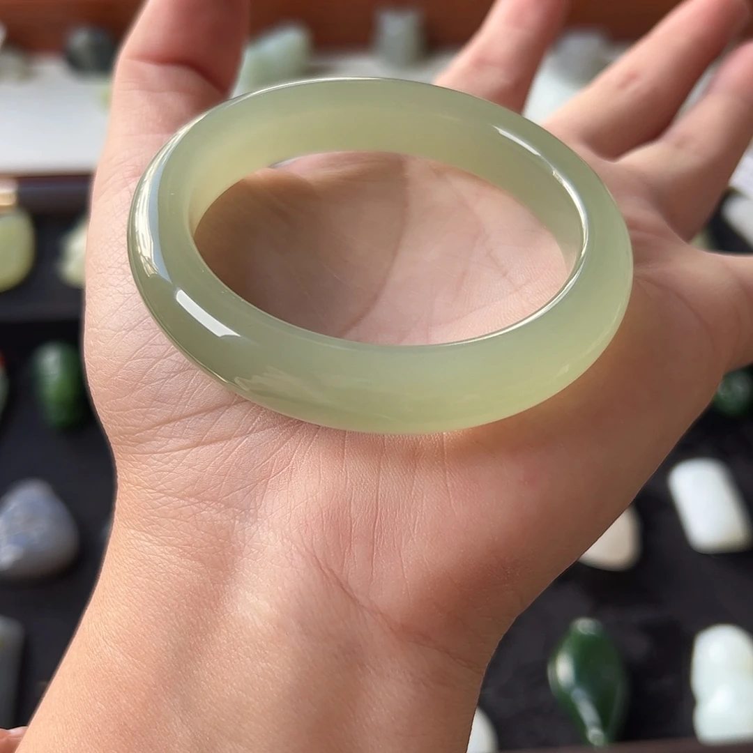 和田玉未镶嵌手镯