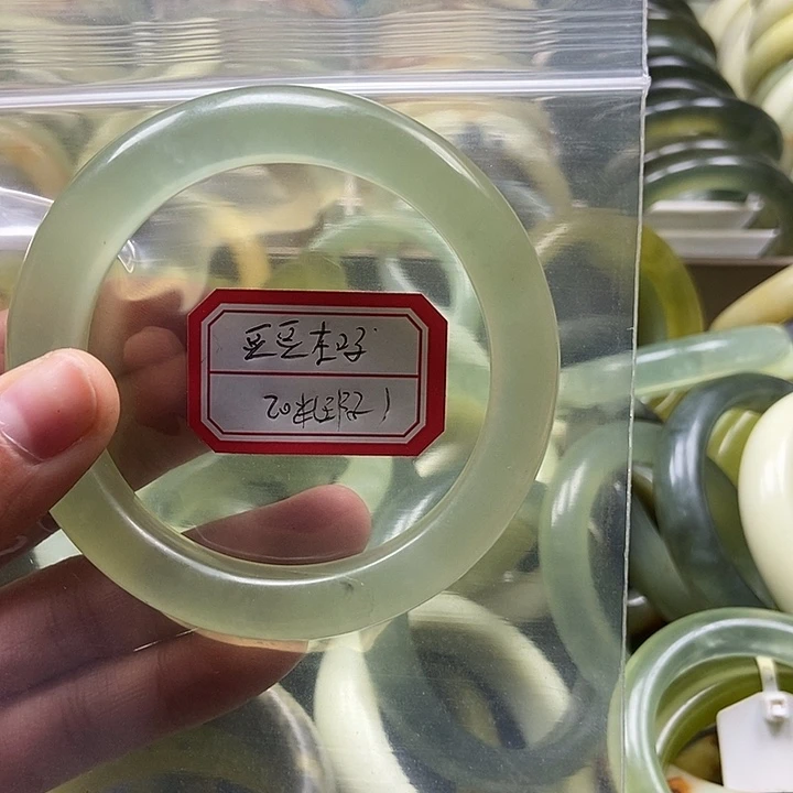 蛇纹石玉手镯未镶嵌豆**呢