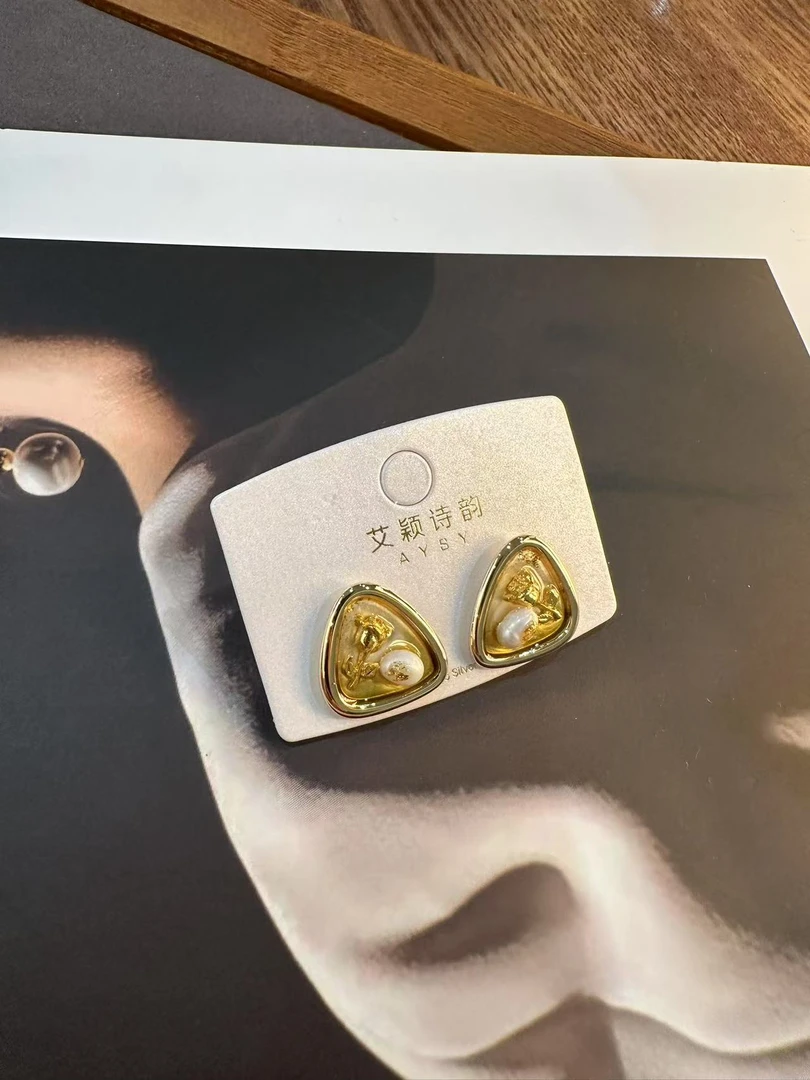 钛钢耳饰 【小胖家】韩系三角型花朵耳钉