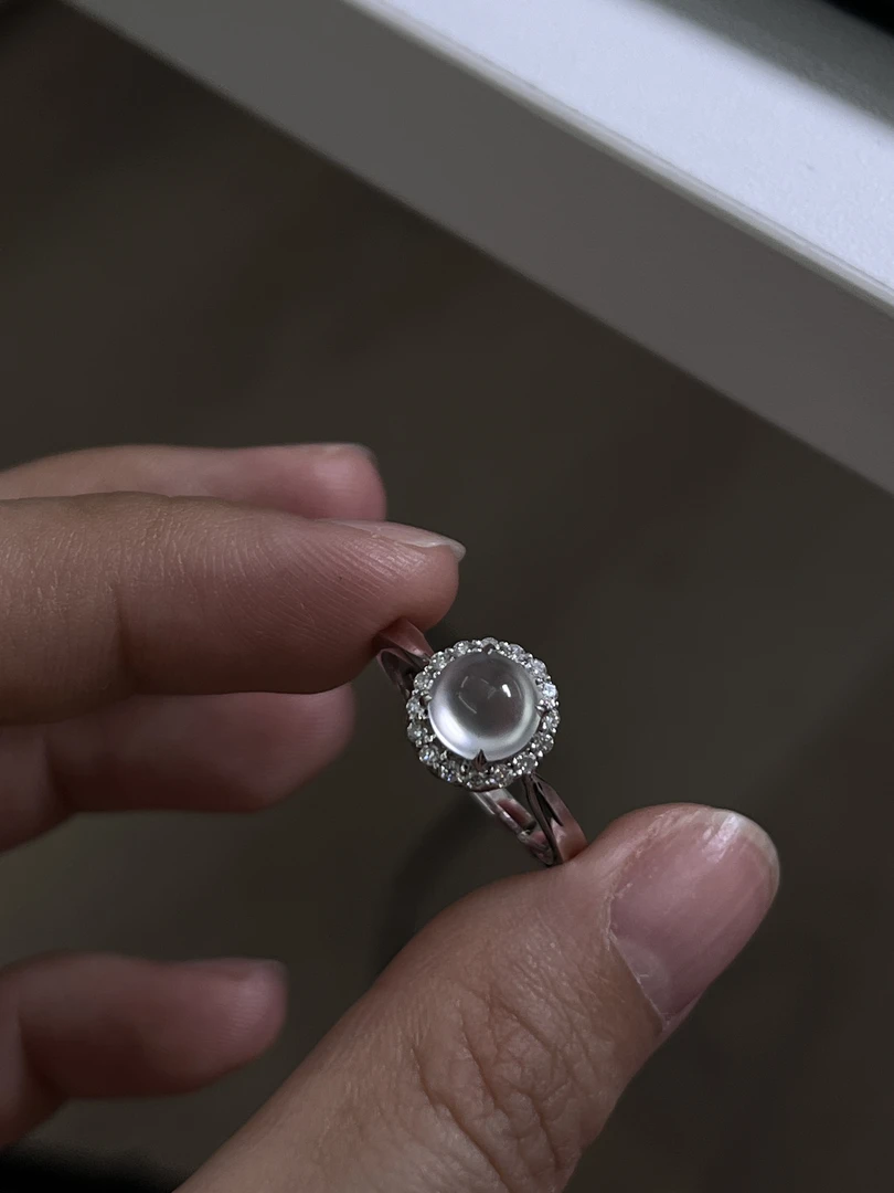 18k金镶嵌龙石种茅台白翡翠蛋面戒指轻奢时尚精致豪华镶钻